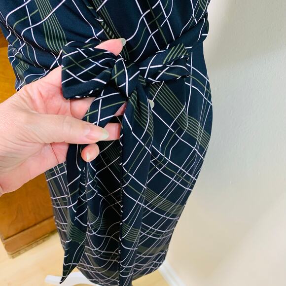Ann Taylor Size 10 Stretch V-Neck Wrap Dress Black Geometric Print Career Office - Picture 6 of 9